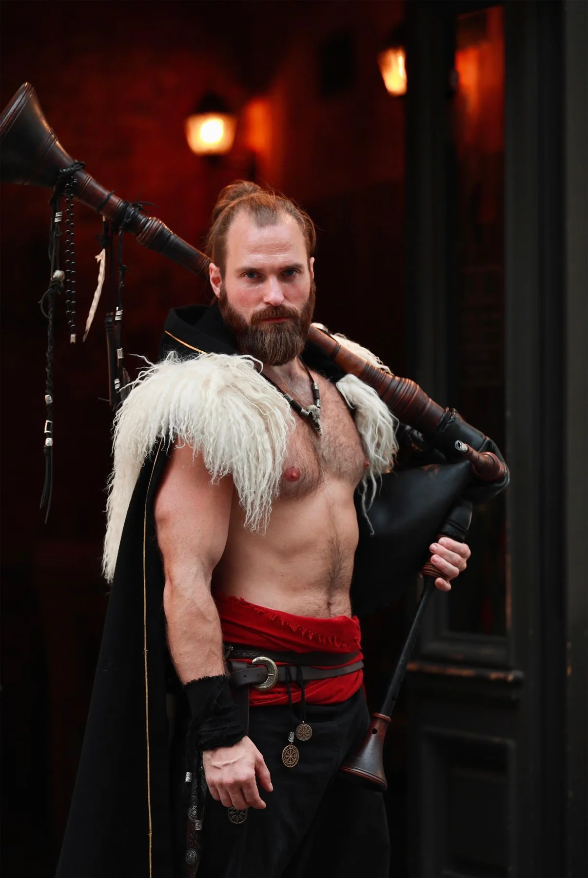 Suonatore di cornamusa in costume storico durante lo spettacolo in taverna