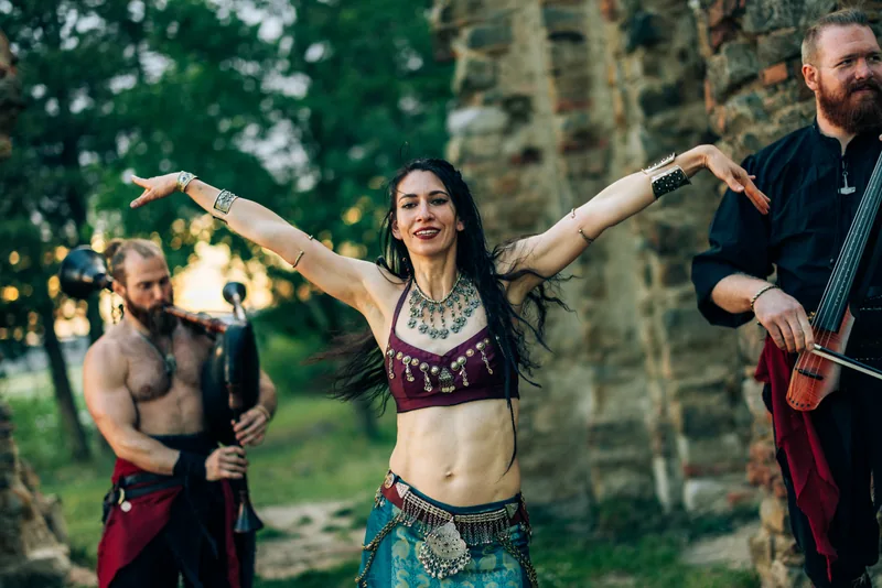 Danzatrice davanti ai musicisti