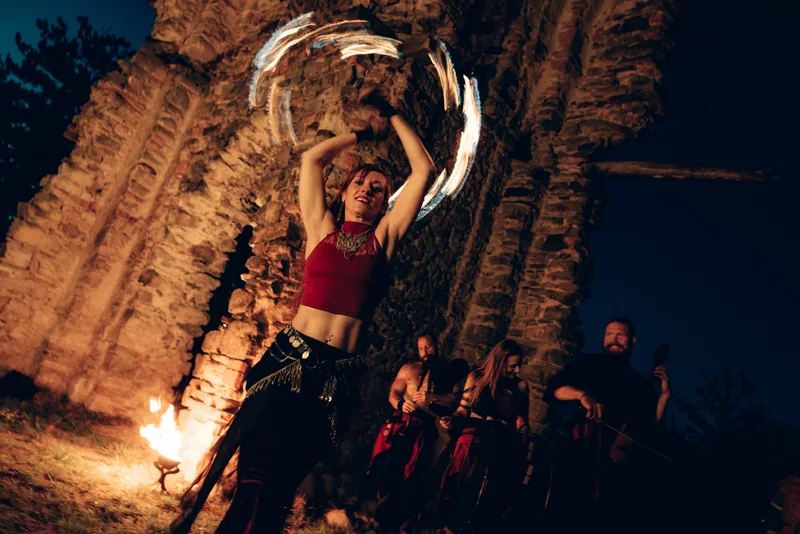 Danzatrice che fa roteare il fuoco sopra la testa