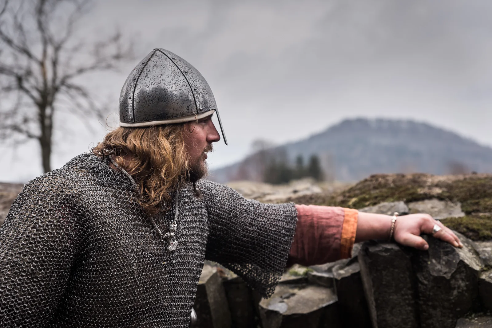 Costume storico e cotta di maglia dall’archivio Wulflund